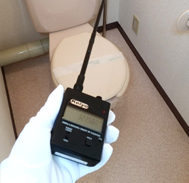 「周波数カウンター」により、盗聴・盗撮機器からの電波の発信源を特定します。