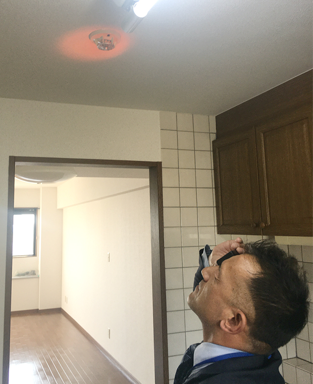 「LED式盗撮レンズ発見器」により、電波の調査だけでは発見できない盗撮機器のカメラレンズを調査します。